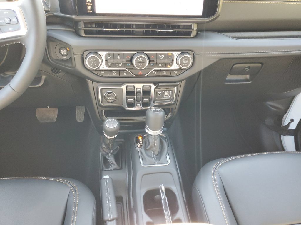 New 2025 Jeep Wrangler Unlimited Sahara AWD/4WD image 11