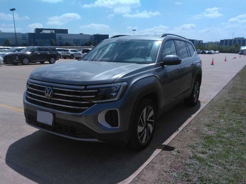 Used 2025 Volkswagen Atlas SE image 2