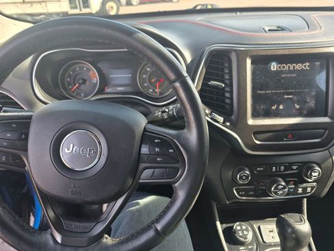 Used 2019 Jeep Cherokee Trailhawk AWD/4WD image 5