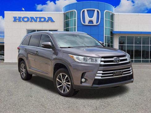 Used 2019 Toyota Highlander XLE AWD/4WD image 12