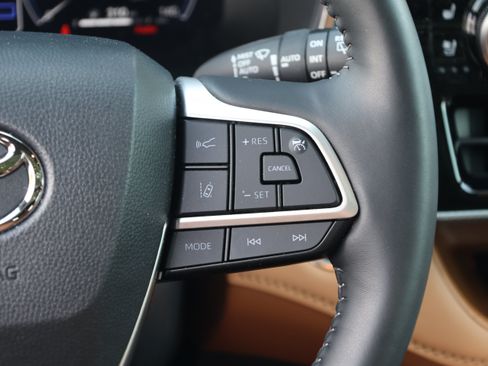 Used 2025 Toyota Highlander Platinum AWD/4WD image 21