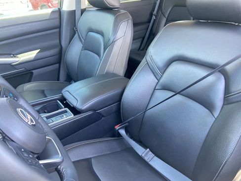 Used 2024 Nissan Pathfinder SL FWD image 14
