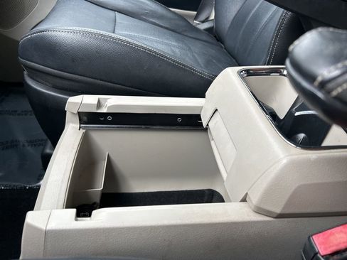 Used 2014 Chrysler Town & Country Touring image 33