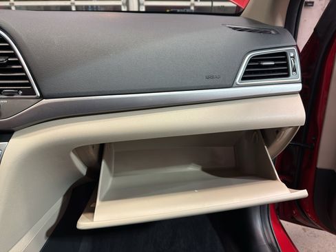 Used 2017 Hyundai Elantra SE FWD image 23