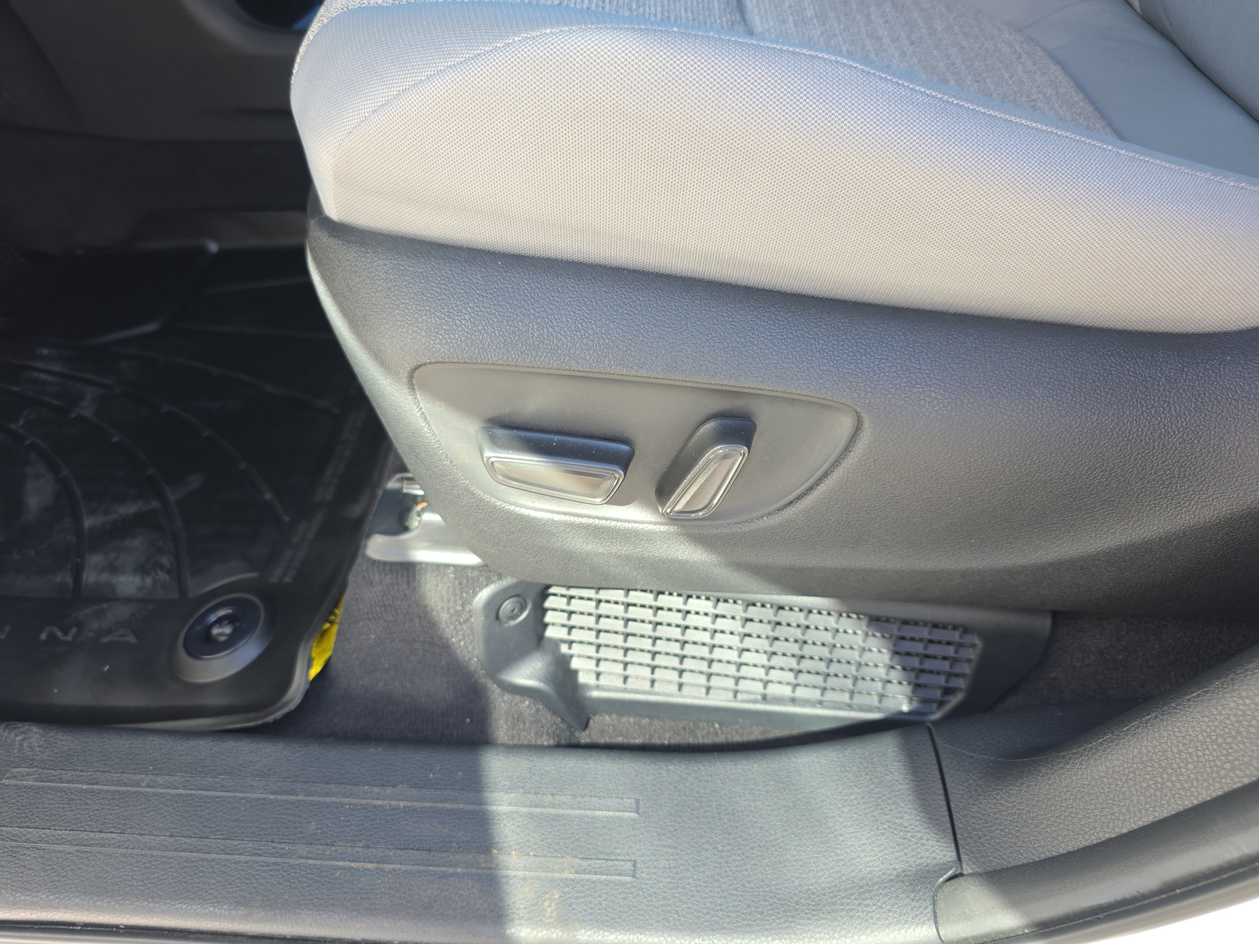 Used 2025 Toyota Sienna LE AWD/4WD image 12