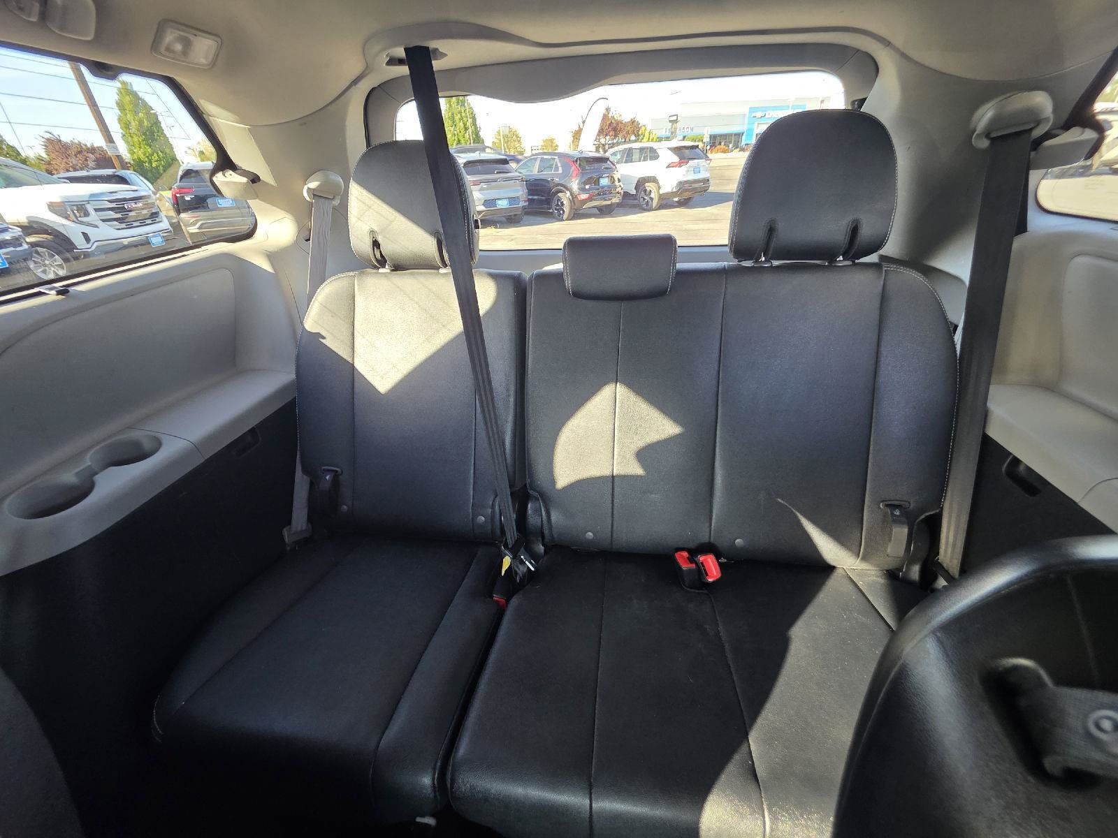 Used 2015 Toyota Sienna SE FWD image 9