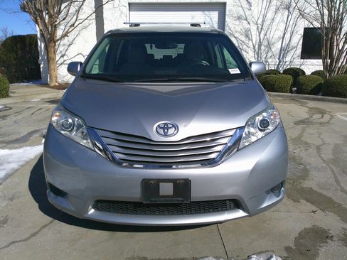 Used 2017 Toyota Sienna LE image 3