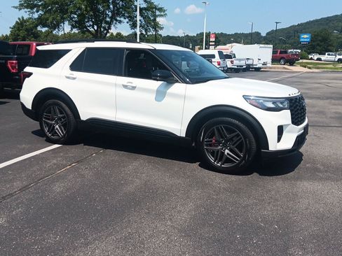 Used 2025 Ford Explorer ST AWD/4WD image 2