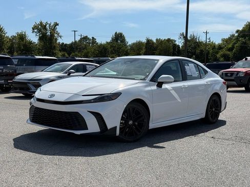Used 2025 Toyota Camry SE FWD image 3