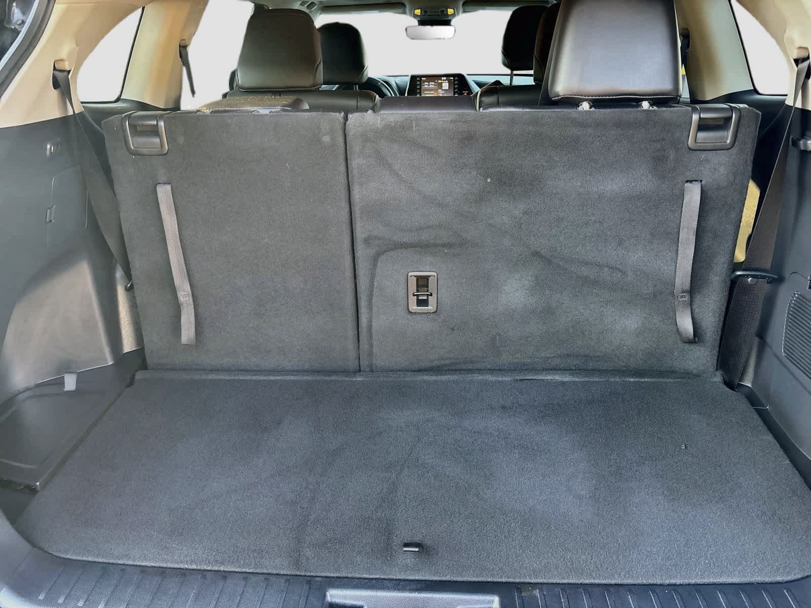 Used 2021 Toyota Highlander XLE FWD image 24