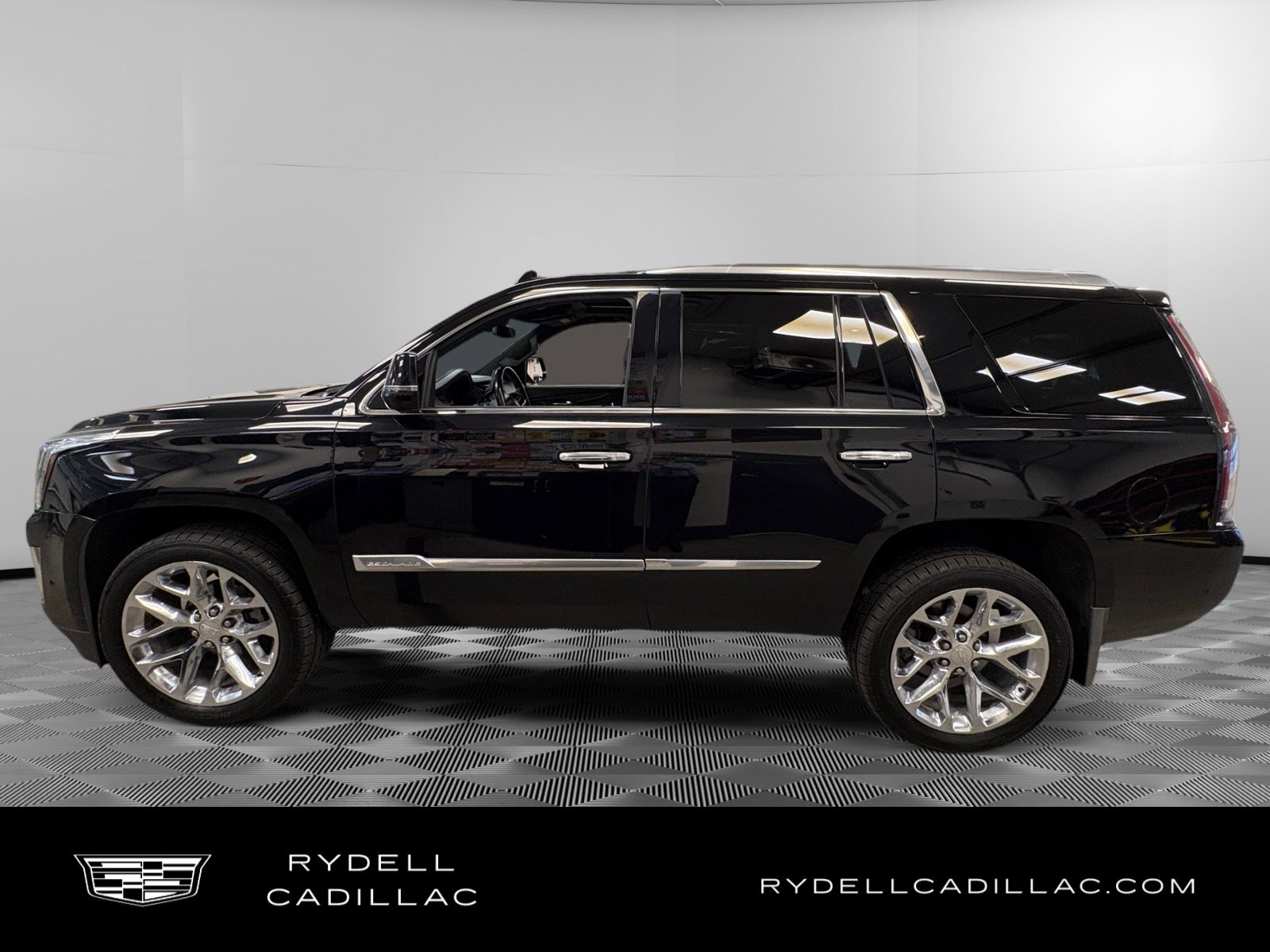 Used 2018 Cadillac Escalade Platinum AWD/4WD image 2