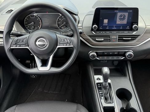 Used 2025 Nissan Altima 2.5 SV image 11