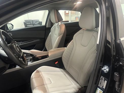 Used 2025 Hyundai Elantra Limited FWD image 18