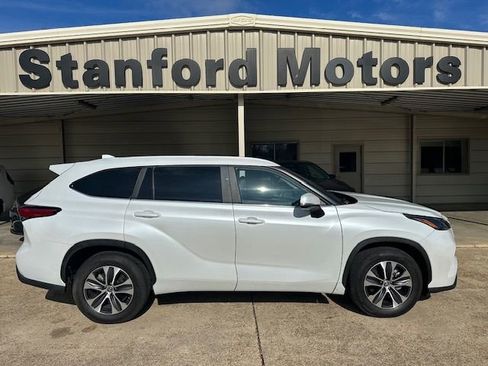 Used 2023 Toyota Highlander XLE image 1
