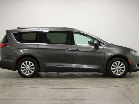 Used 2017 Chrysler Pacifica Touring-L image 9