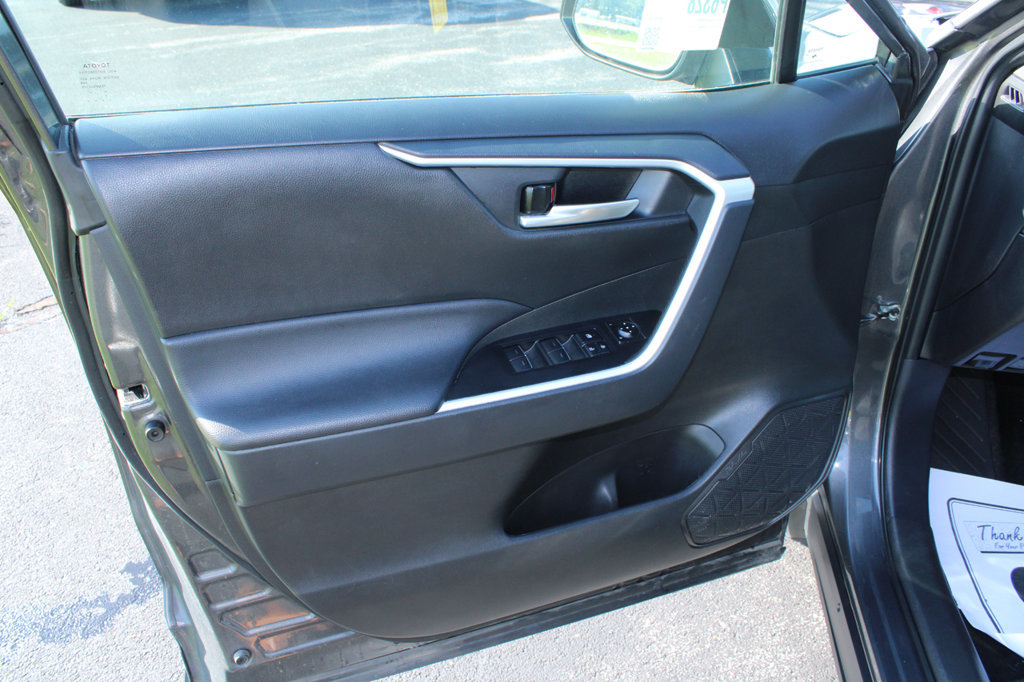 Used 2025 Toyota RAV4 XLE FWD image 32