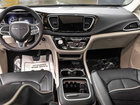 Used 2023 Chrysler Pacifica Limited FWD image 31