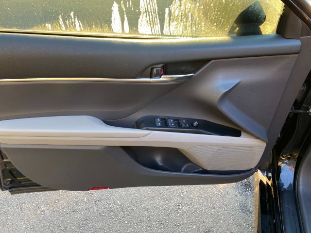 Used 2020 Toyota Camry LE FWD image 12