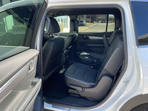 Used 2025 Buick Enclave Preferred image 17