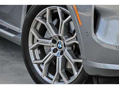 Used 2025 BMW X7 xDrive40i AWD/4WD image 3