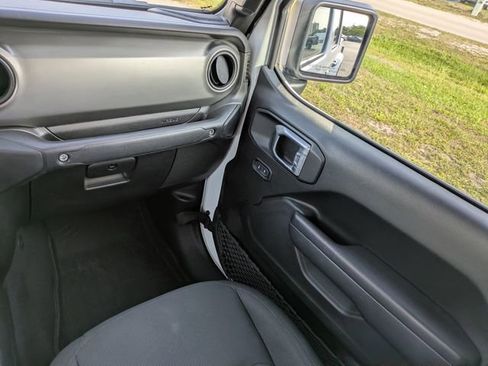 Certified 2023 Jeep Gladiator Sport AWD/4WD image 11