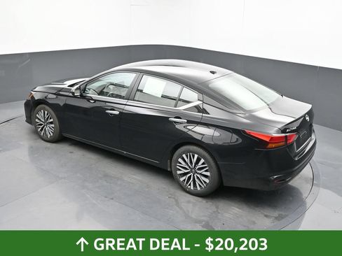 Used 2025 Nissan Altima 2.5 SV FWD image 42
