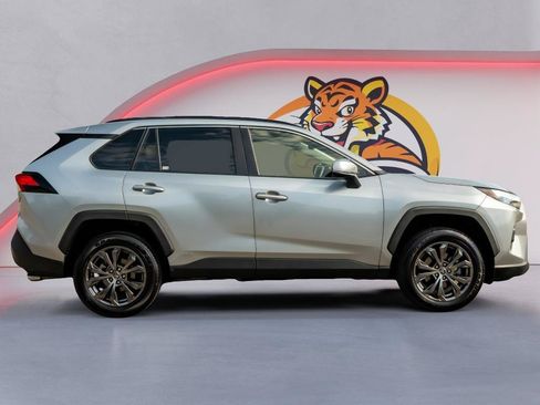 Used 2022 Toyota RAV4 XLE Premium AWD/4WD image 4