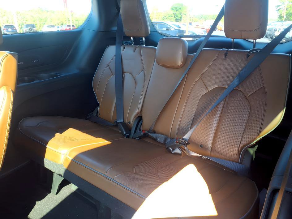 Used 2017 Chrysler Pacifica Limited FWD image 15