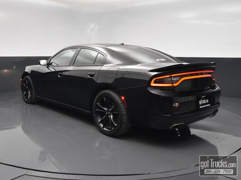 Used 2018 Dodge Charger SXT w/ Blacktop Package RWD image 5