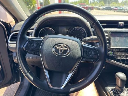 Used 2018 Toyota Camry SE FWD image 3