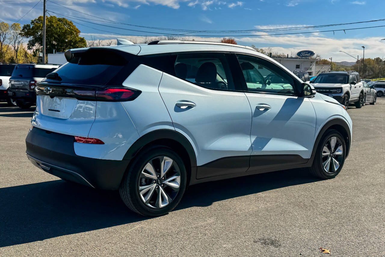 Used 2022 Chevrolet Bolt EUV LT w/ Convenience Package FWD image 3