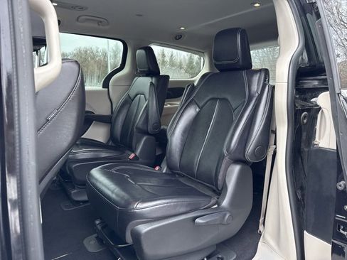 Used 2024 Chrysler Pacifica Select image 23