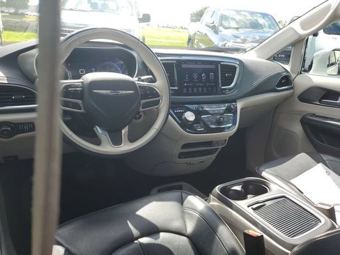 Used 2019 Chrysler Pacifica Limited w/ Tire & Wheel Group FWD image 10