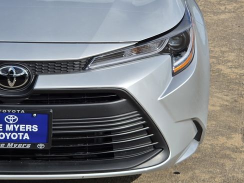 Used 2026 Toyota Corolla LE FWD image 4