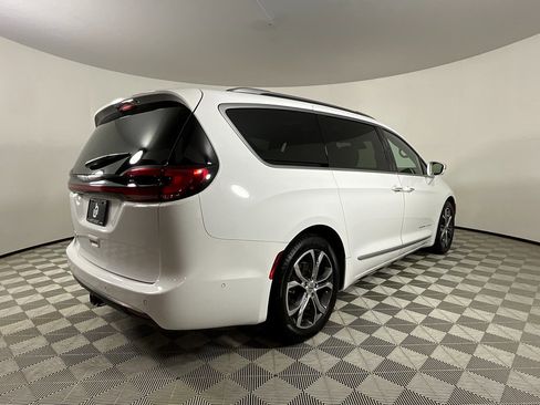 Used 2022 Chrysler Pacifica Pinnacle image 4