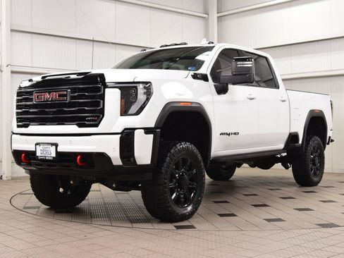 Used 2025 GMC Sierra 2500 AT4 w/ AT4 Premium Plus Package AWD/4WD image 3