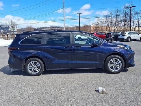 Used 2024 Toyota Sienna XLE w/ XLE Plus Package image 11