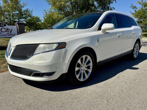Used 2013 Lincoln MKT AWD image 2