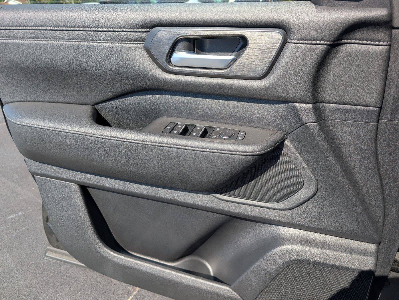 Used 2025 Nissan Armada SV AWD/4WD image 16