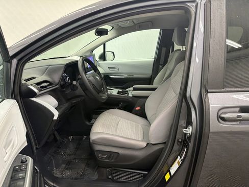 Used 2025 Toyota Sienna LE FWD image 9