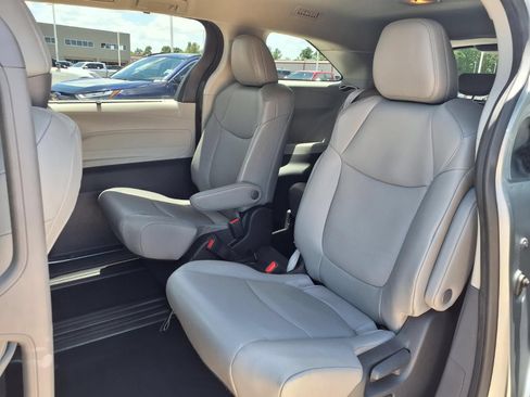 Certified 2023 Toyota Sienna XLE FWD image 17