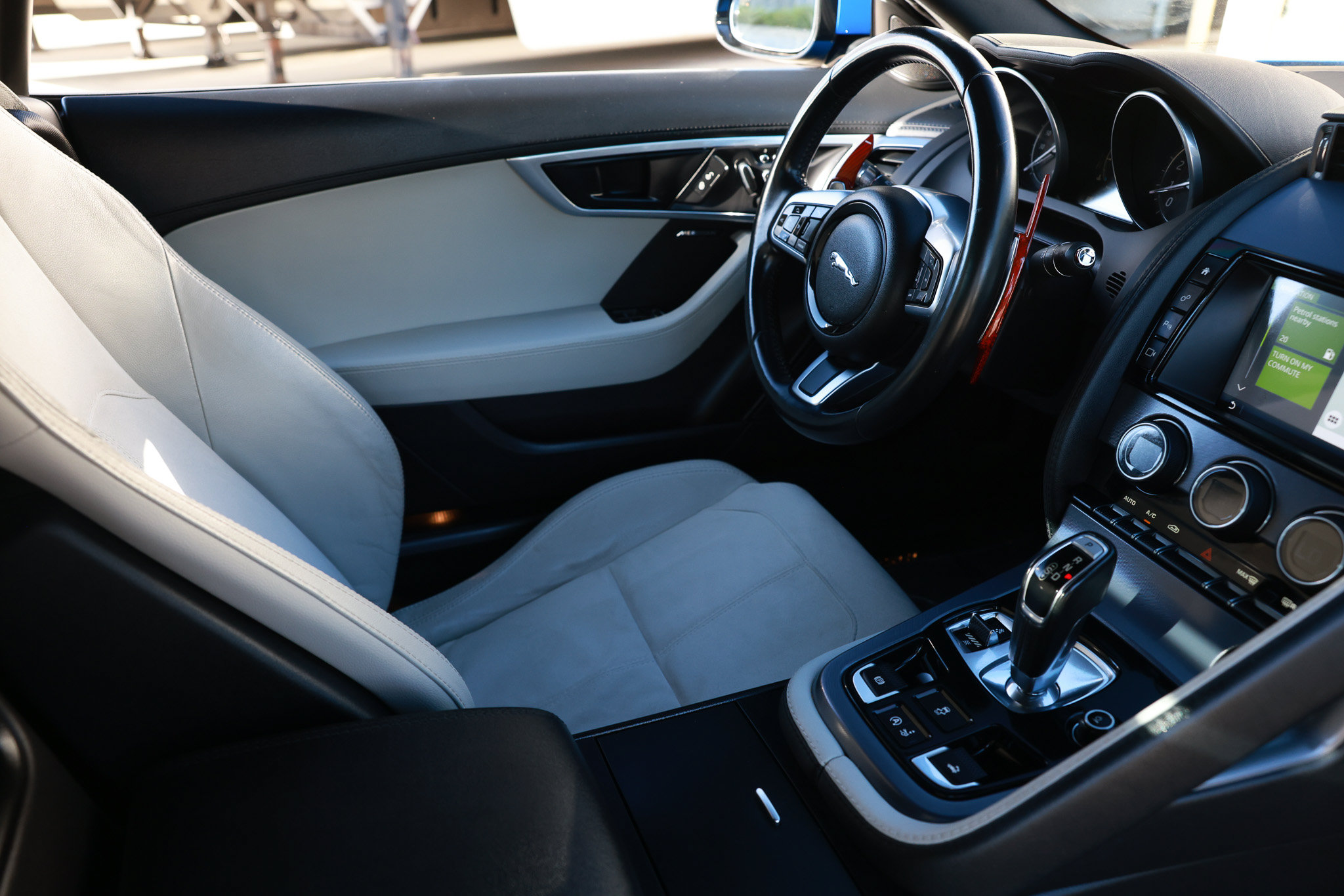 Used 2018 Jaguar F-TYPE Convertible RWD image 18