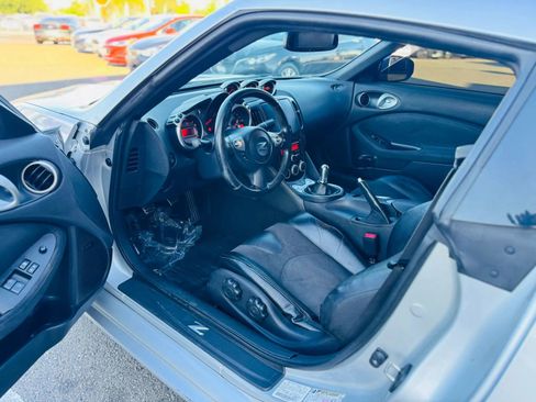 Used 2009 Nissan 370Z Touring w/ Sport Pkg RWD image 9
