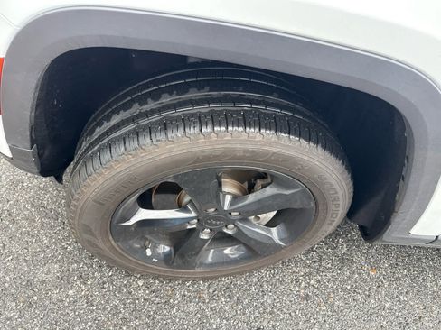 Used 2024 Jeep Grand Cherokee L Limited w/ Black Appearance Package RWD image 6