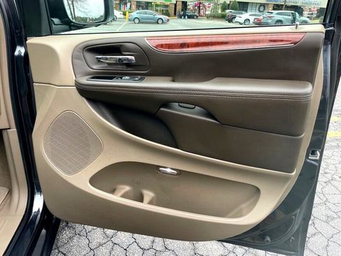Used 2014 Chrysler Town & Country Touring image 19
