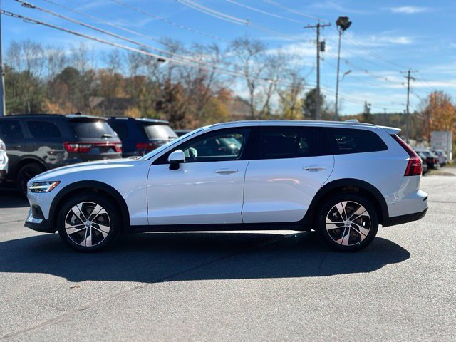 Used 2024 Volvo V60 B5 Cross Country Plus AWD/4WD image 2