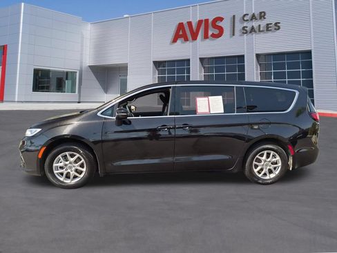 Used 2025 Chrysler Pacifica Select FWD image 10