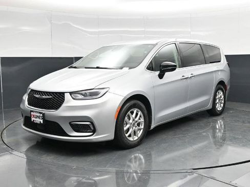 Used 2024 Chrysler Pacifica Touring-L FWD image 7