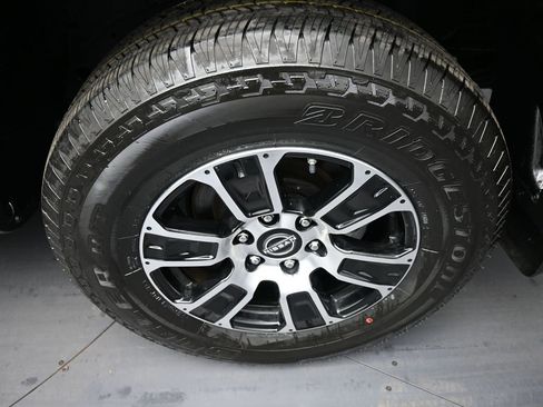 Used 2024 Nissan Titan SV w/ SV Convenience Package image 15