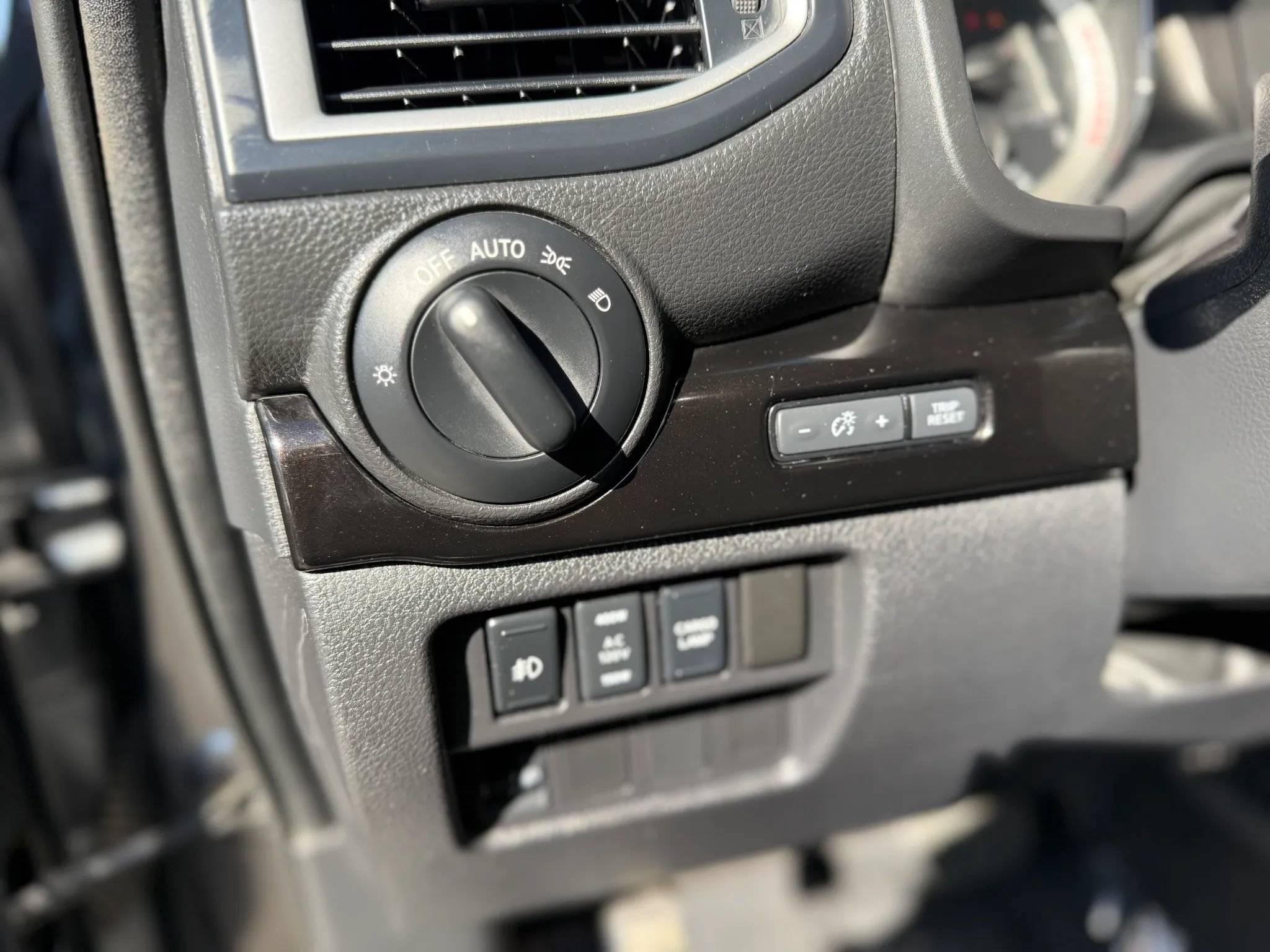 Used 2019 Nissan Titan SV w/ SV Convenience Package AWD/4WD image 18